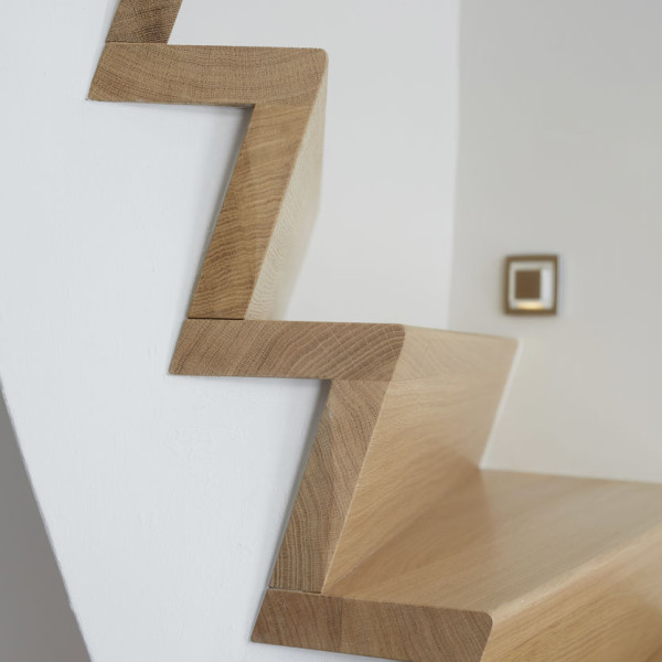 Betonnen trap met massief eiken overzet treden | Henk van Leeuwen