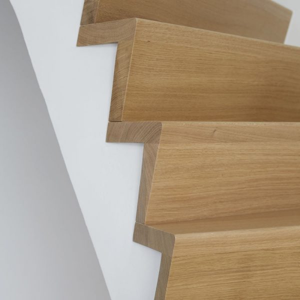 Betonnen trap met massief eiken overzet treden