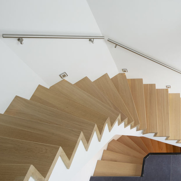 Betonnen trap met massief eiken overzet treden