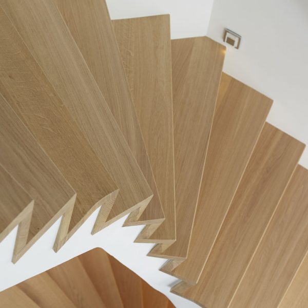 Betonnen trap met massief eiken overzet treden