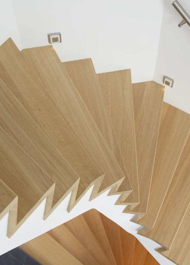 Betonnen trap met massief eiken overzet treden