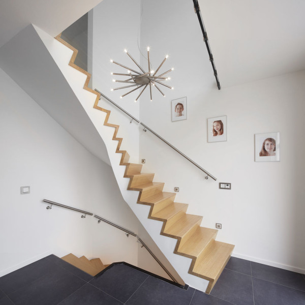 Betonnen trap met massief eiken overzet treden