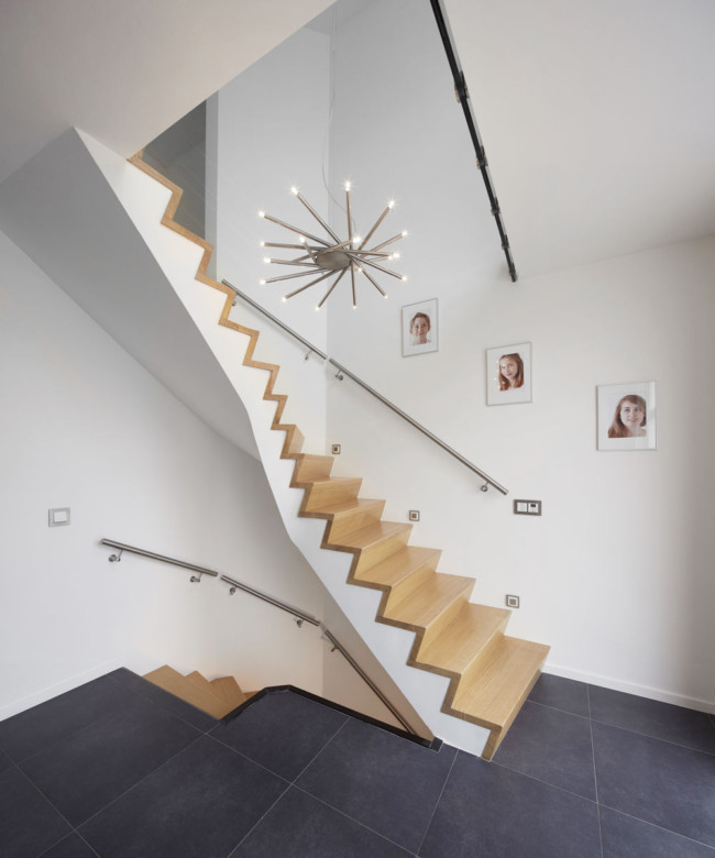 Betonnen trap met massief eiken overzet treden