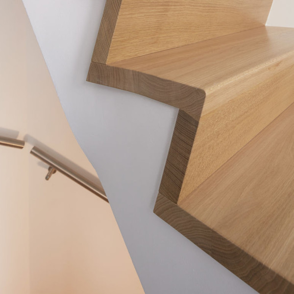 Betonnen trap met massief eiken overzet treden