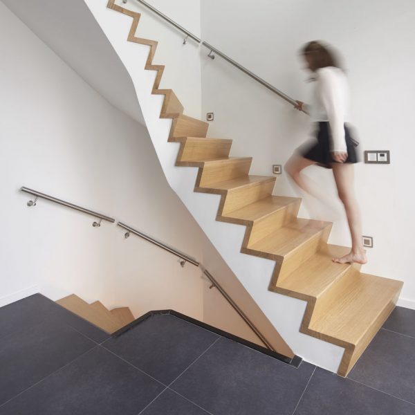 Betonnen trap met massief eiken overzet treden