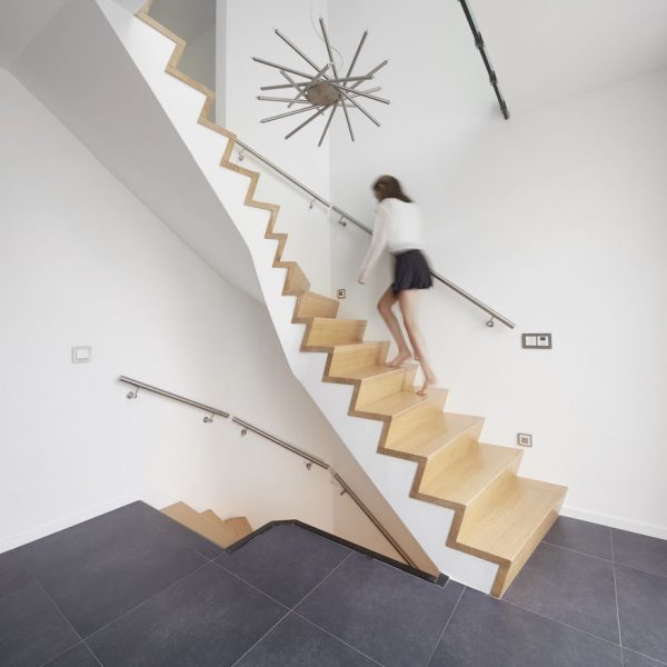 Betonnen trap met massief eiken overzet treden