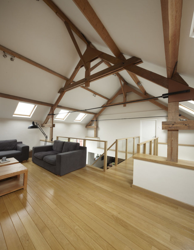 Trap met loopbrug en vide