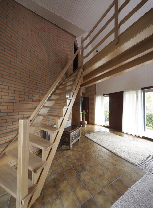 Houten trap met loopbrug