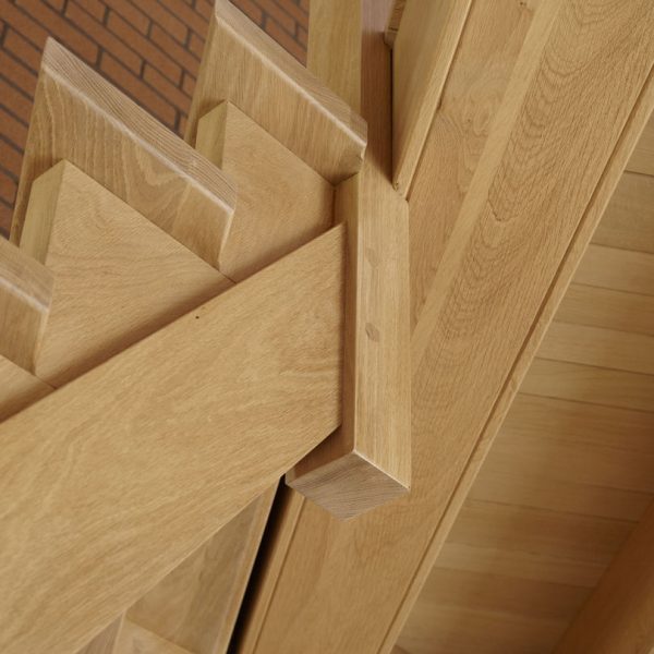 Houten trap met loopbrug