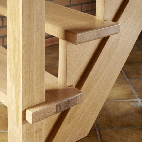 Houten trap met loopbrug