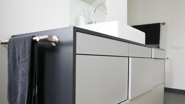 Houten badkamerkast op maat