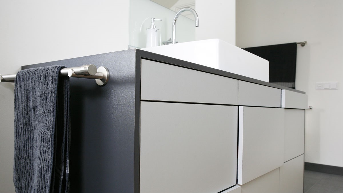 Houten badkamerkast op maat