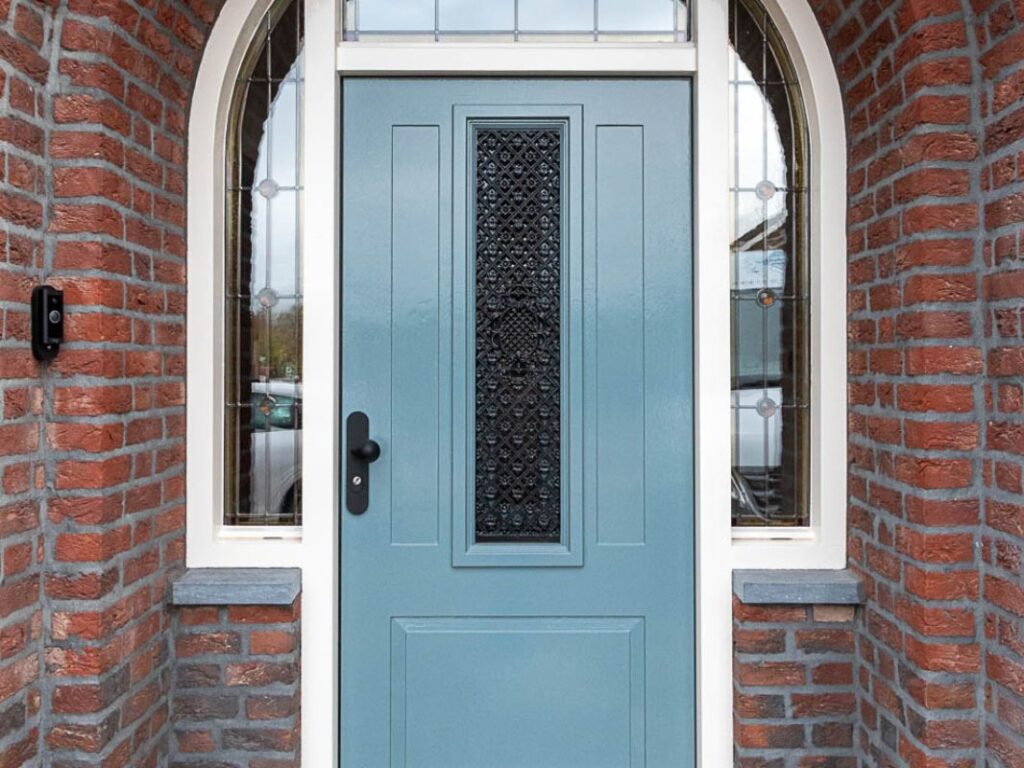 Maatwerk blauwe houten voordeur in voorgevel van woning